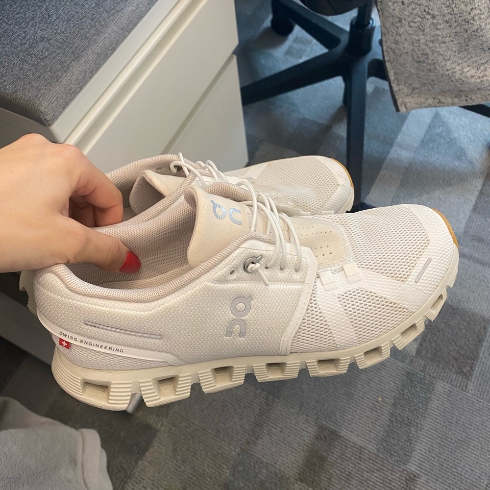 On cloud, CLOUD 5 women’s athletic sneaker